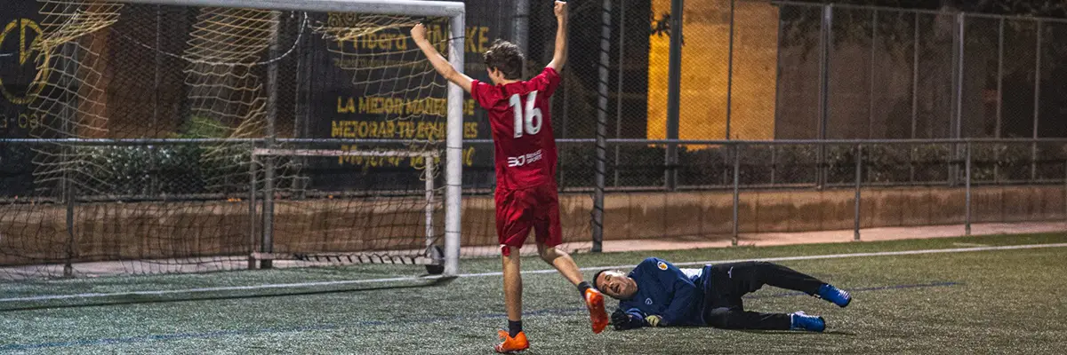 Jugador celebrando gol con los brazos en alto en liga de fútbol 7