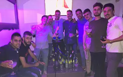 Equipo campeón celebrando en pub