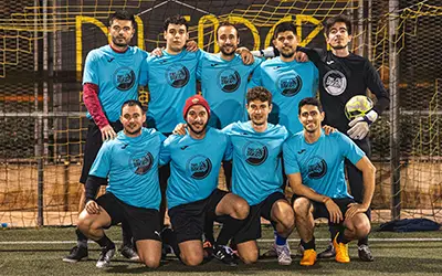 Equipo de fútbol 7 posando en el campo