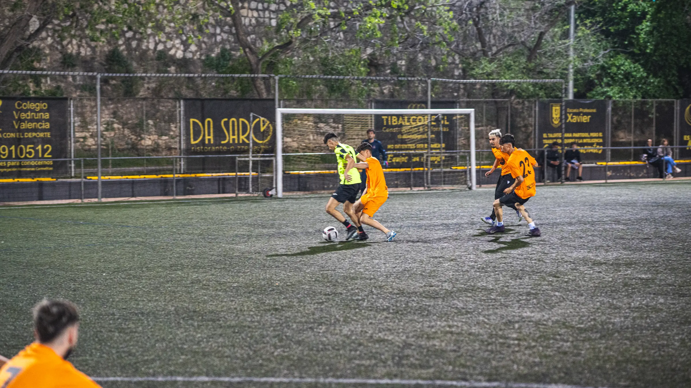 Acción cerca de portería en liga de fútbol 7 Valencia