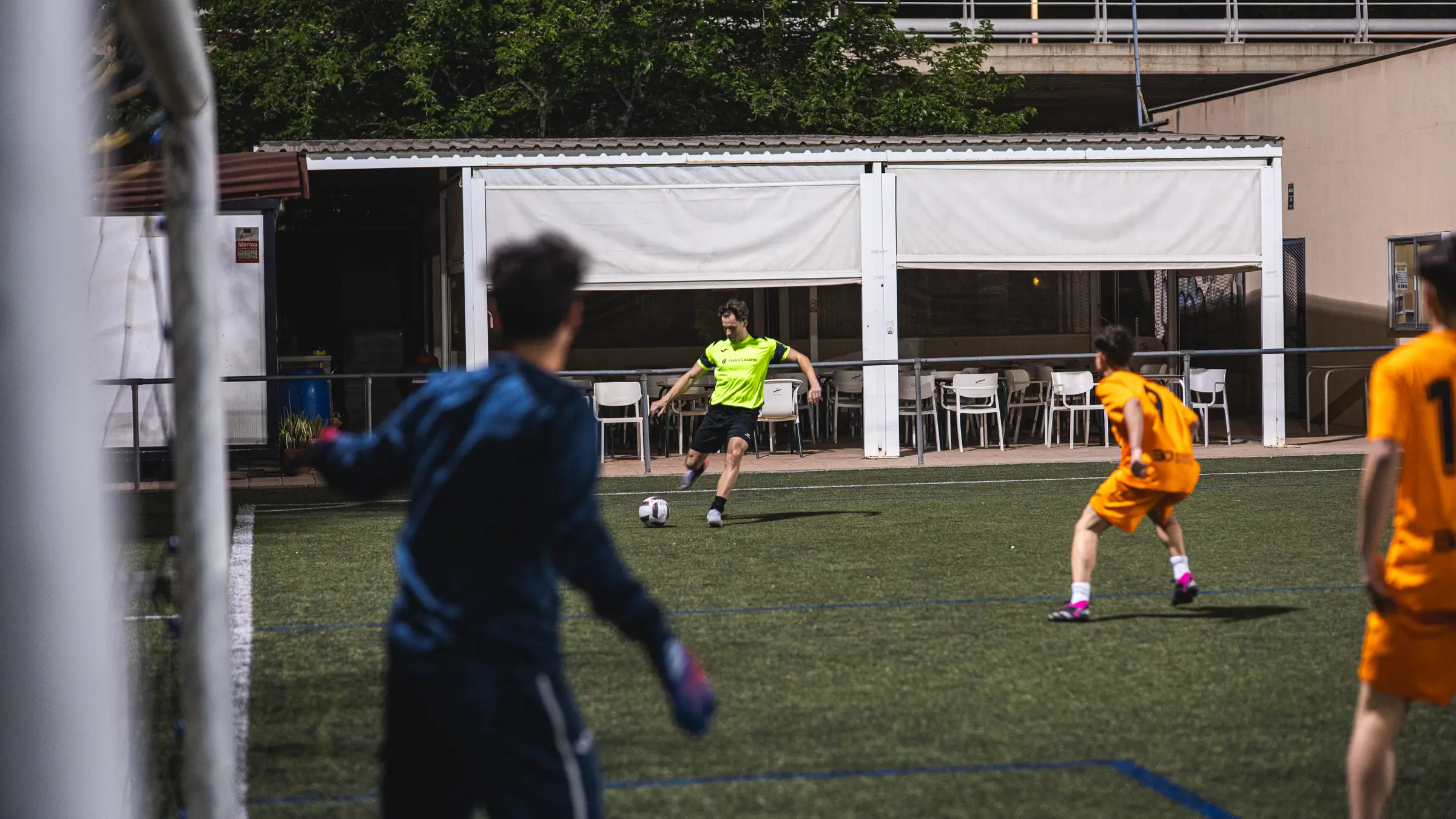 Disparo a portería en liga de fútbol 7