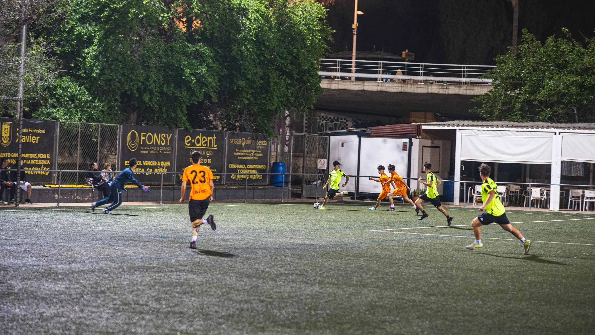 Partido nocturno de futbol 7 - Vista panoramica del campo