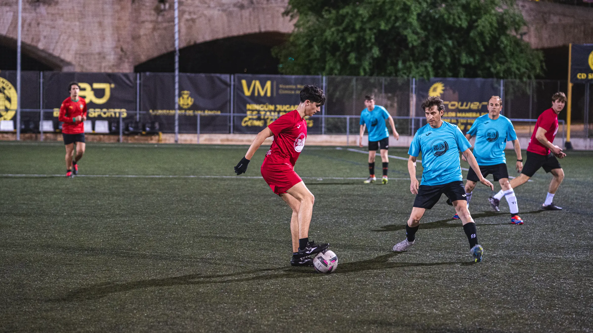 Partido en CD Serranos - Disputa de balon rojo vs azul