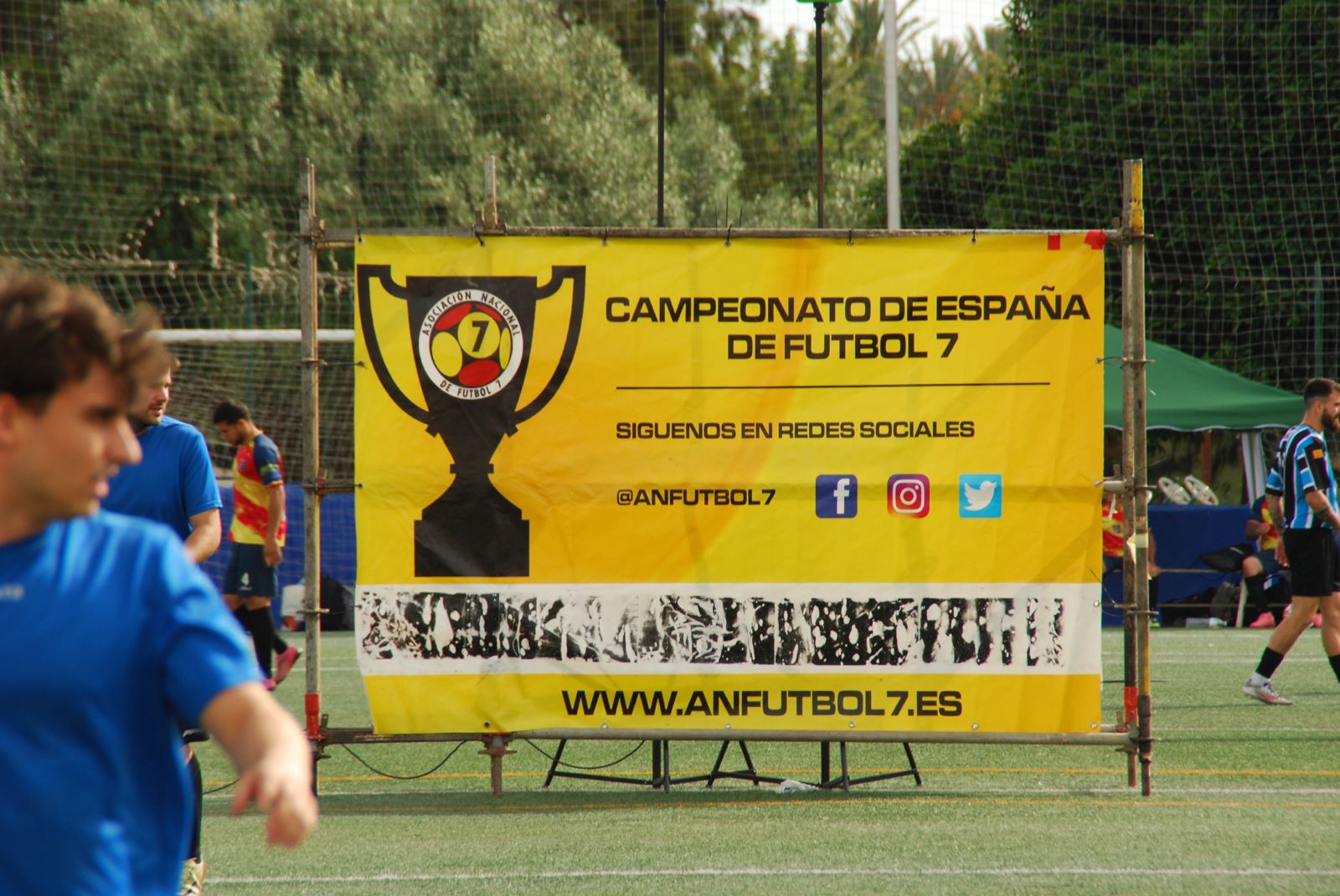 Cartel oficial del Campeonato de España de Fútbol 7 con jugadores en el campo